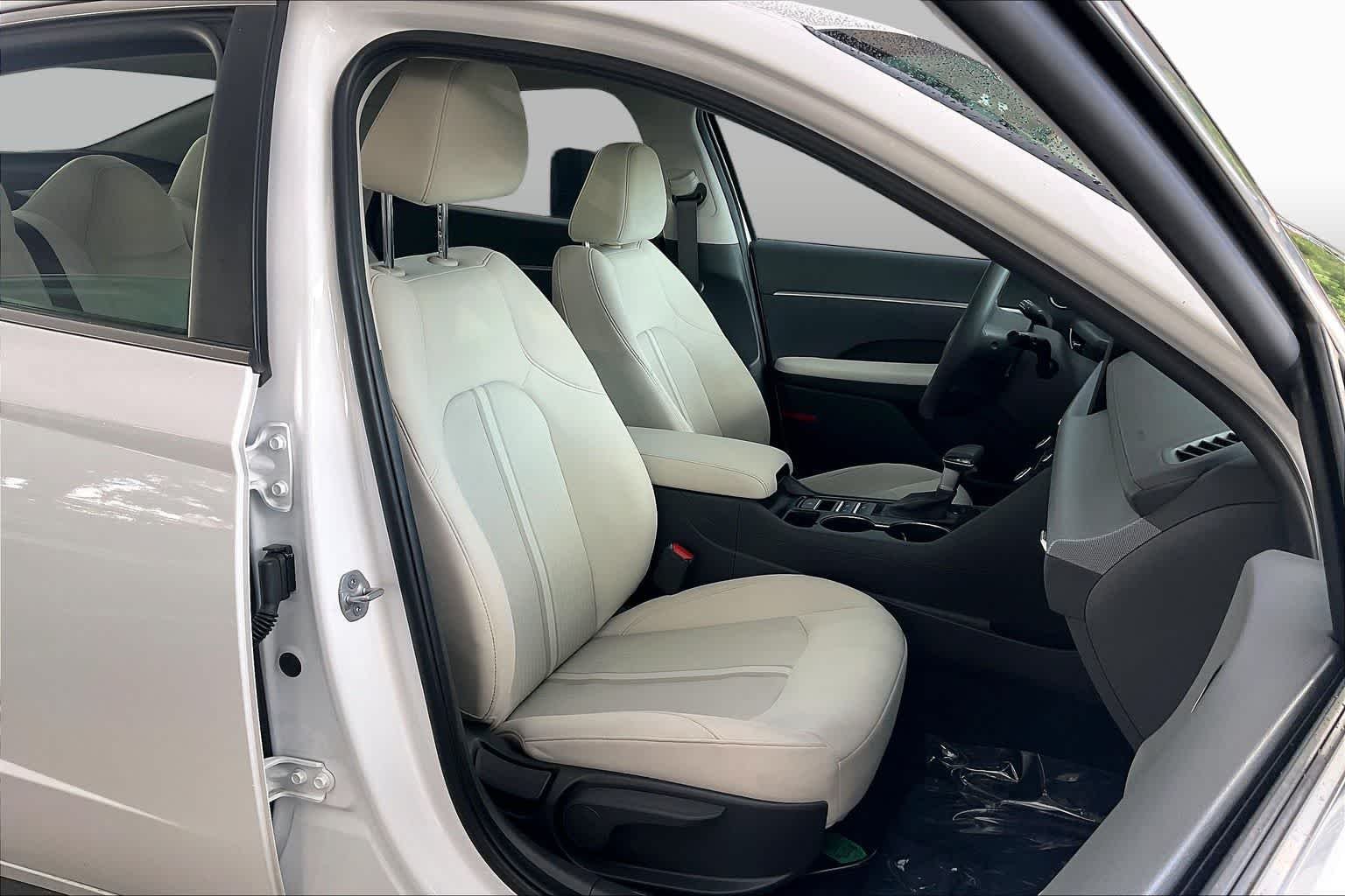 Used 2025 Serenity White Hyundai SE image 9