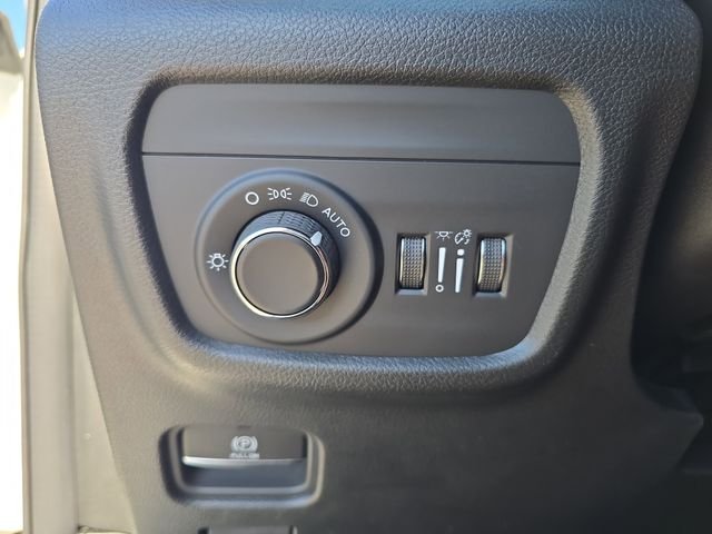 New 2026 Bright White Clear-Coat Exterior Paint Jeep Laredo X image 23