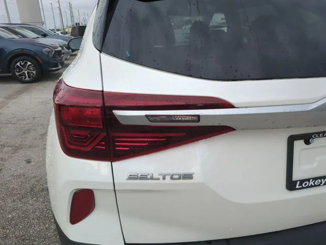 Used 2023 White Kia S image 7