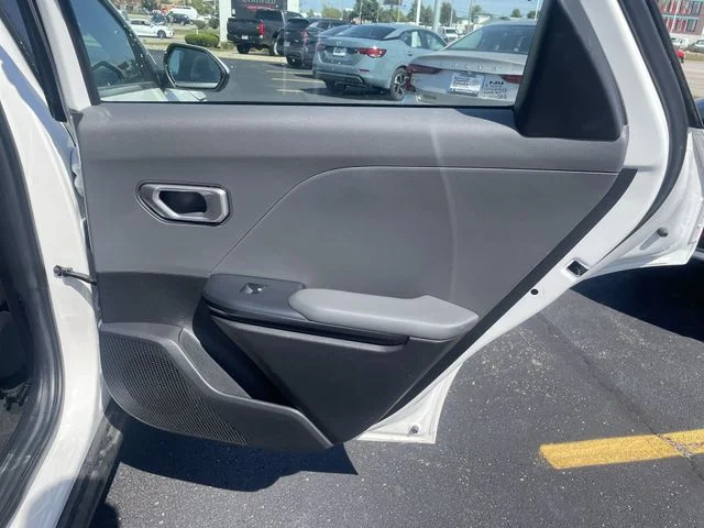 2025 Kia K4 LXS - Photo 36