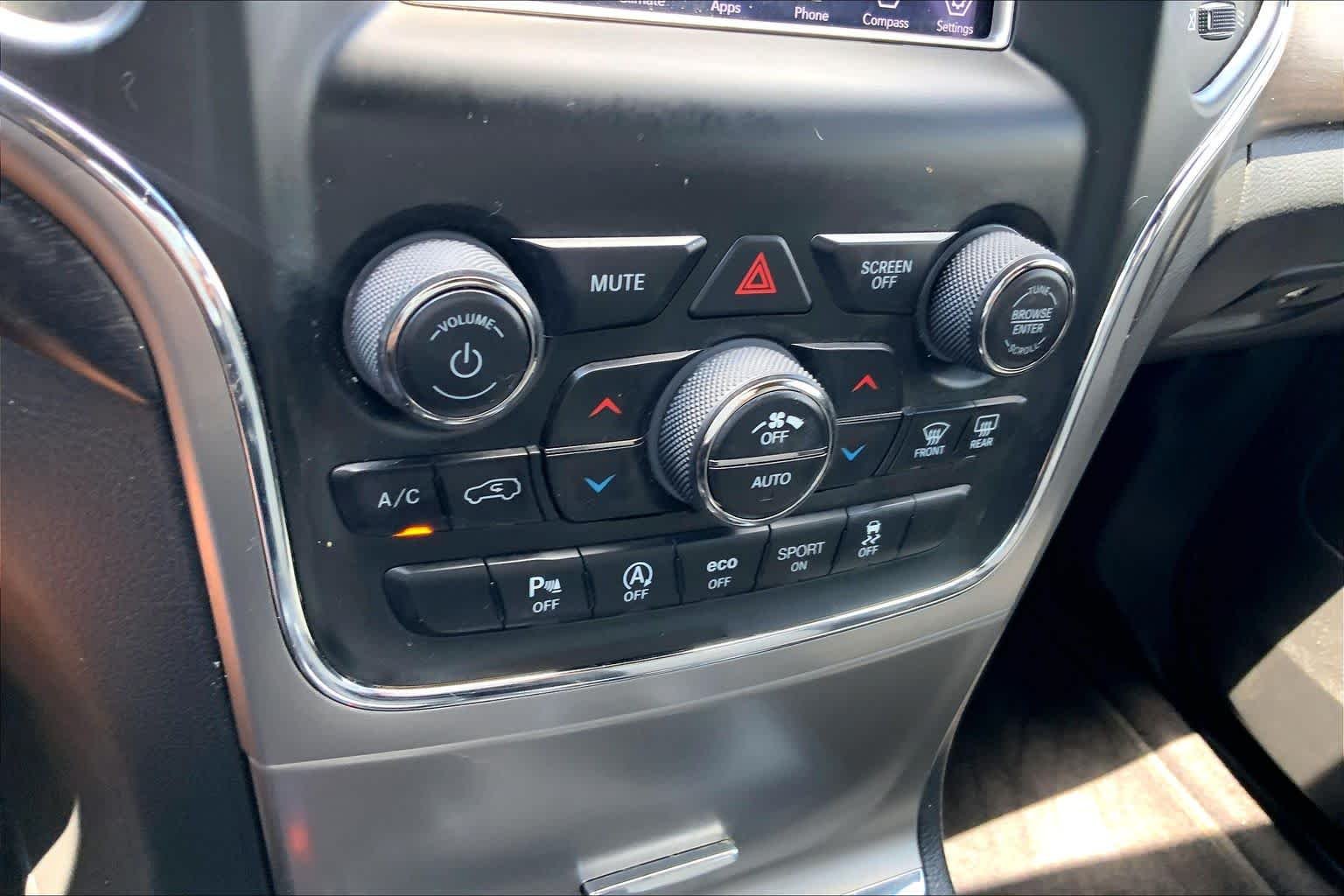 Used 2018 Diamond Black Crystal Pearlcoat Jeep Laredo image 31