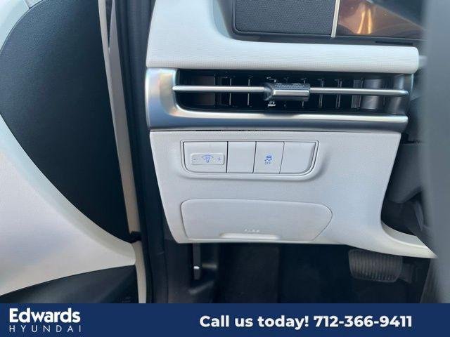 New 2025 White Hyundai SE AWD image 20