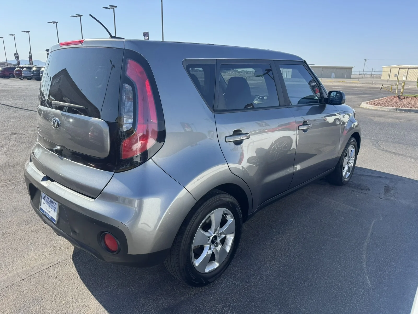 Used 2019 grey Kia Base image 5
