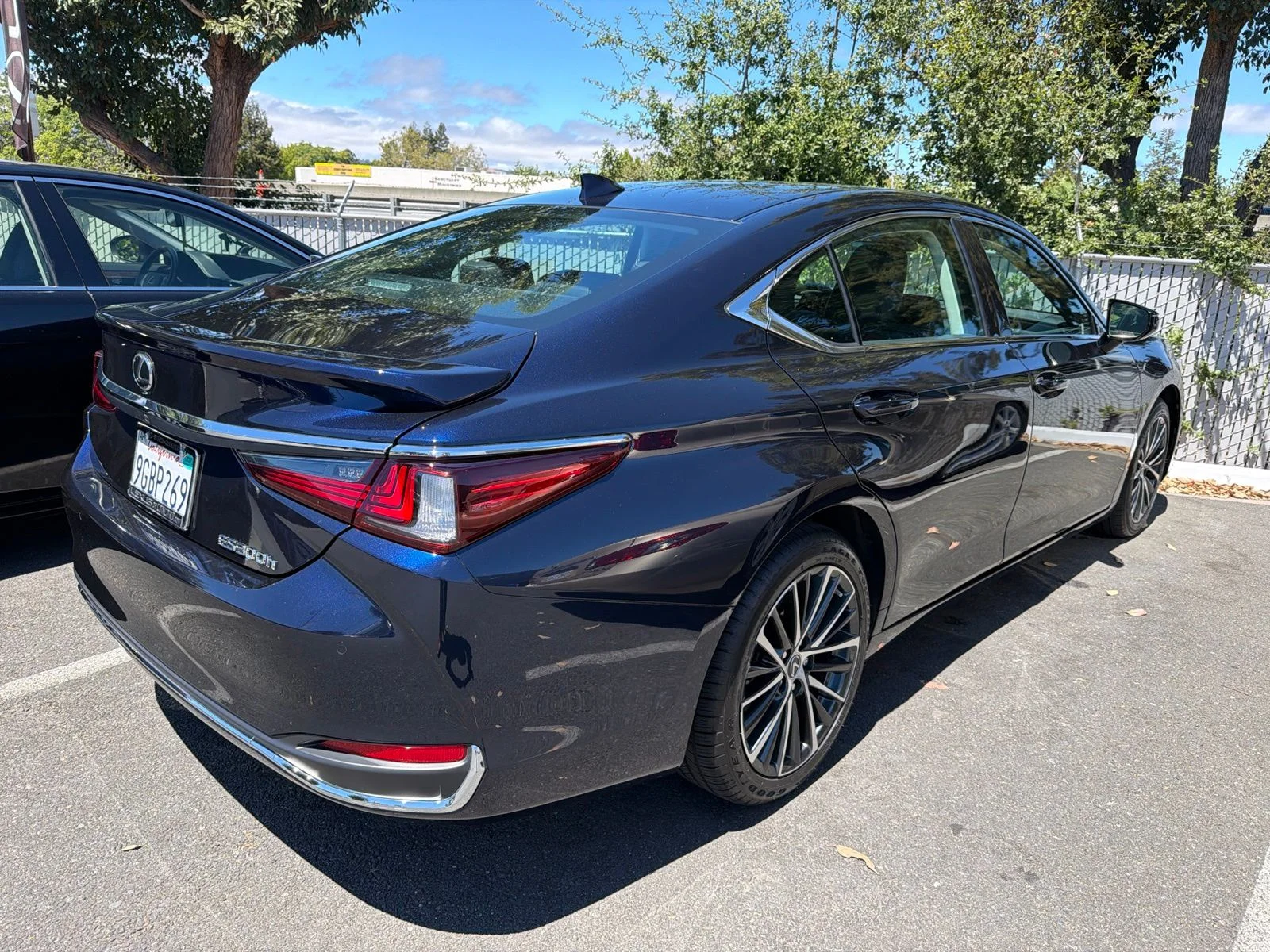 Used 2023 Mica Lexus 300h image 3