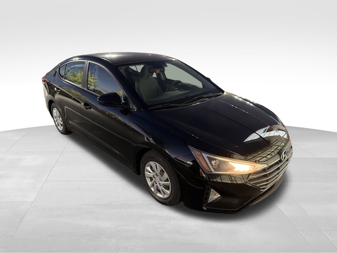 Used 2019 Black Hyundai SE image 3