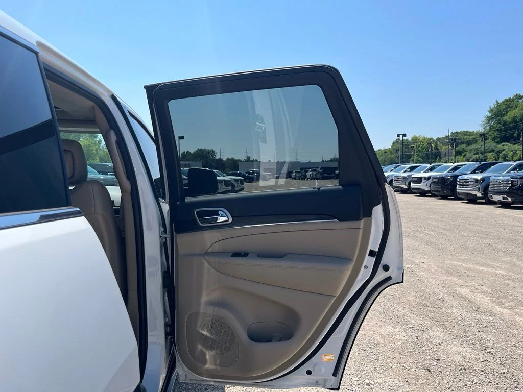 Used 2019 Bright White Clearcoat Jeep Limited image 30