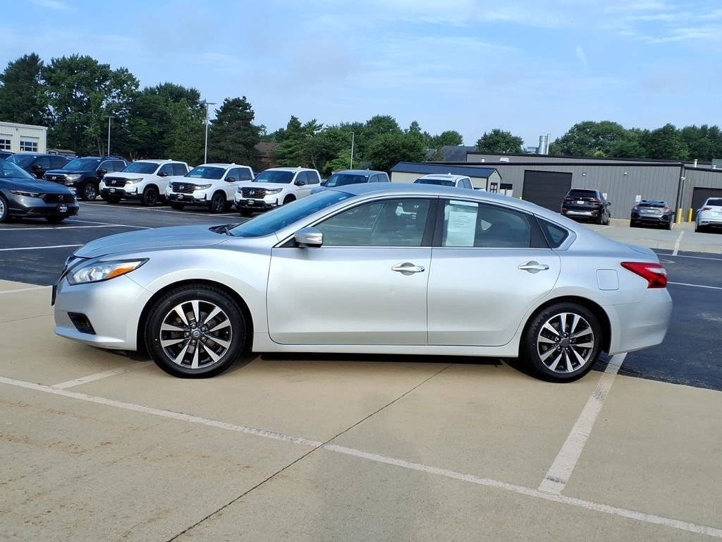Used 2017 Nissan Altima SL with VIN 1N4AL3AP3HC203960 for sale in Savoy, IL