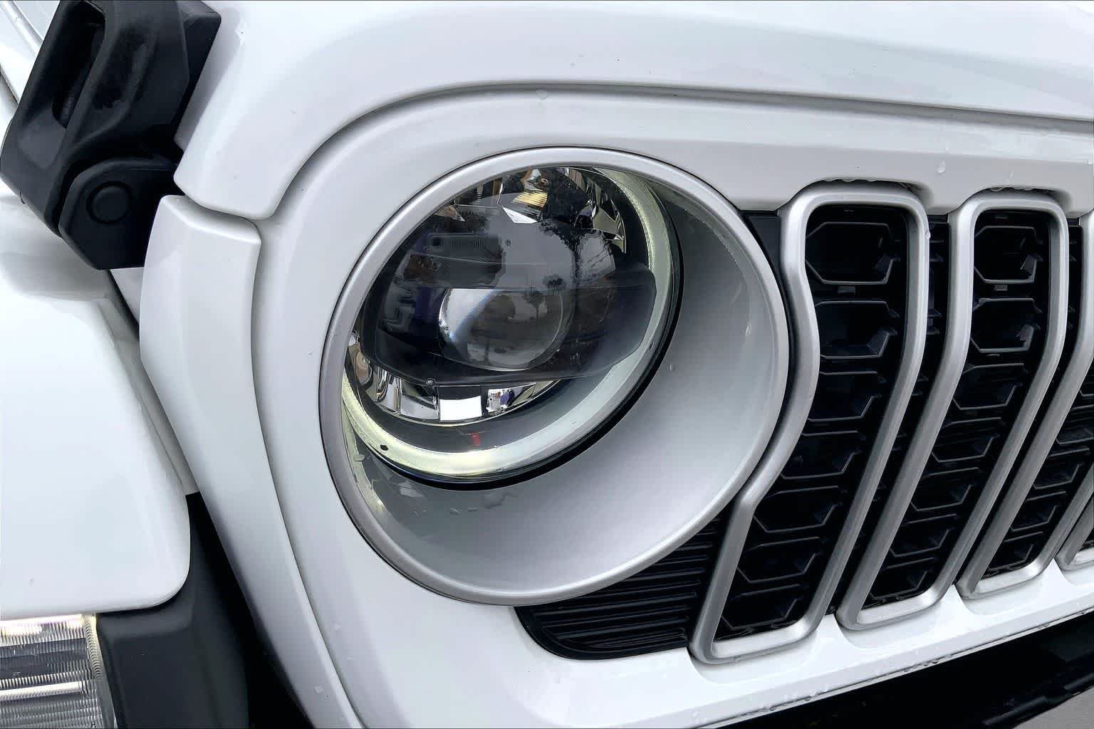 Used 2024 Bright White Clearcoat Jeep Sahara image 28