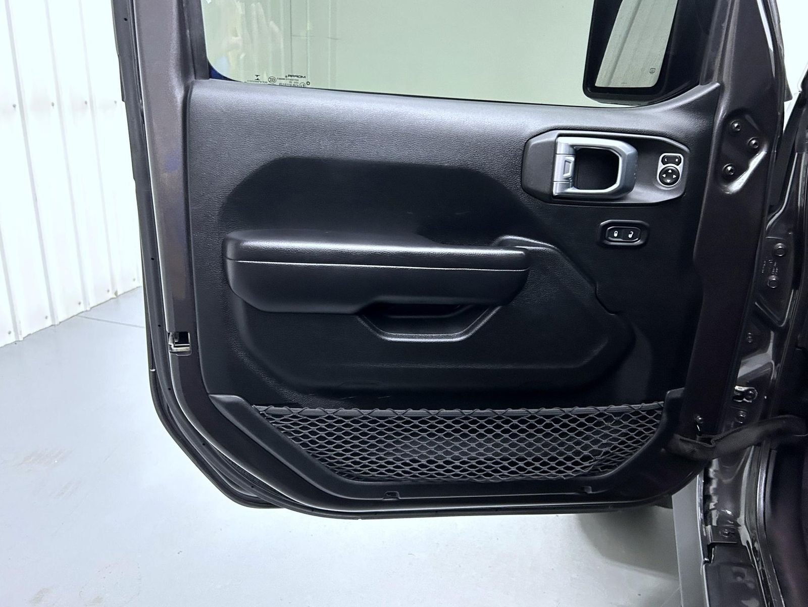 Used 2020 Gray Jeep Sport S image 9