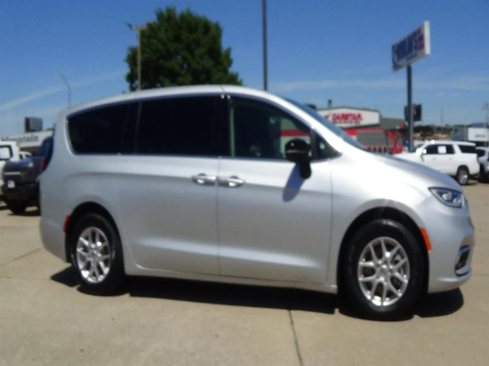 Certified Used 2024 Silver Mist Clear Coat (pse) Chrysler Touring L image 5