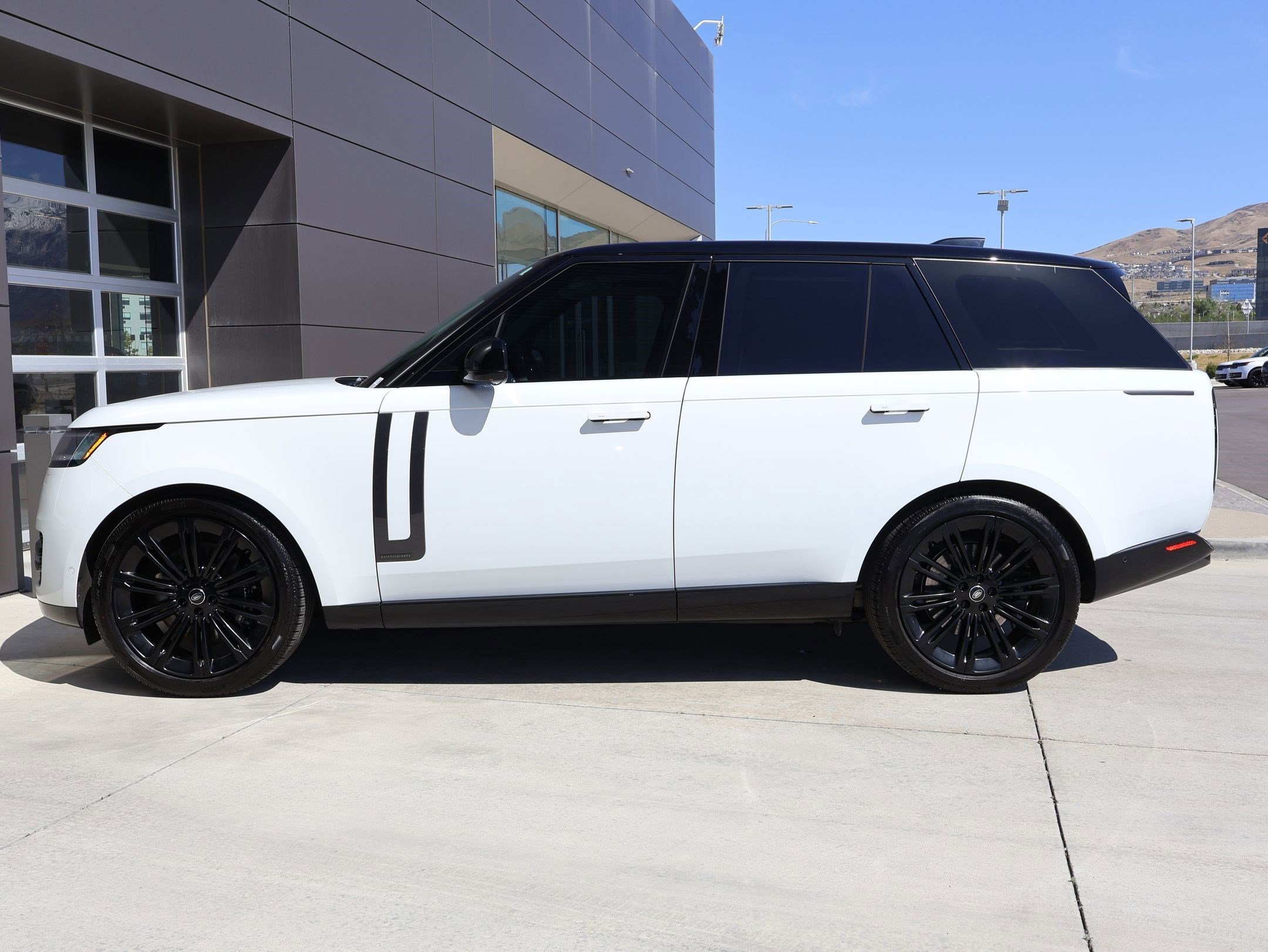 Certified Used 2025 Fuji White Land Rover Autobiography image 9