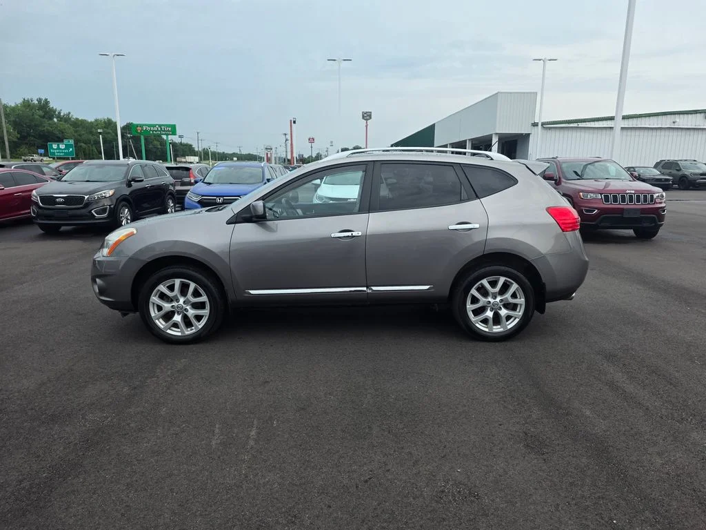 Used 2011 Platinum Graphite Nissan SV image 6