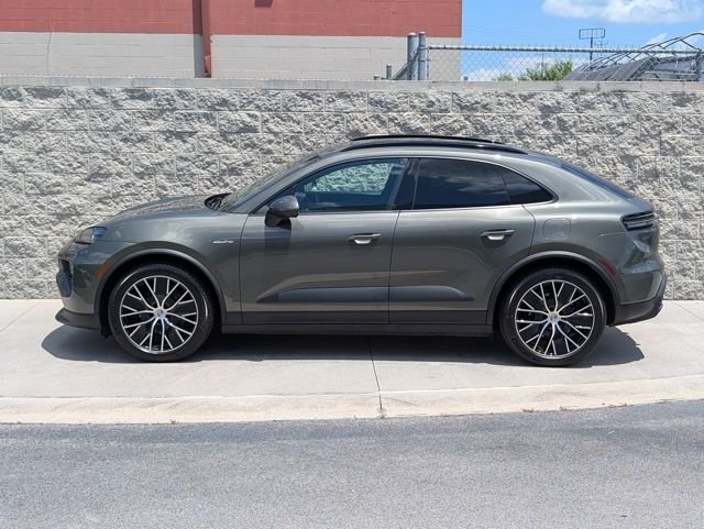 Used 2025 Green Porsche  image 2