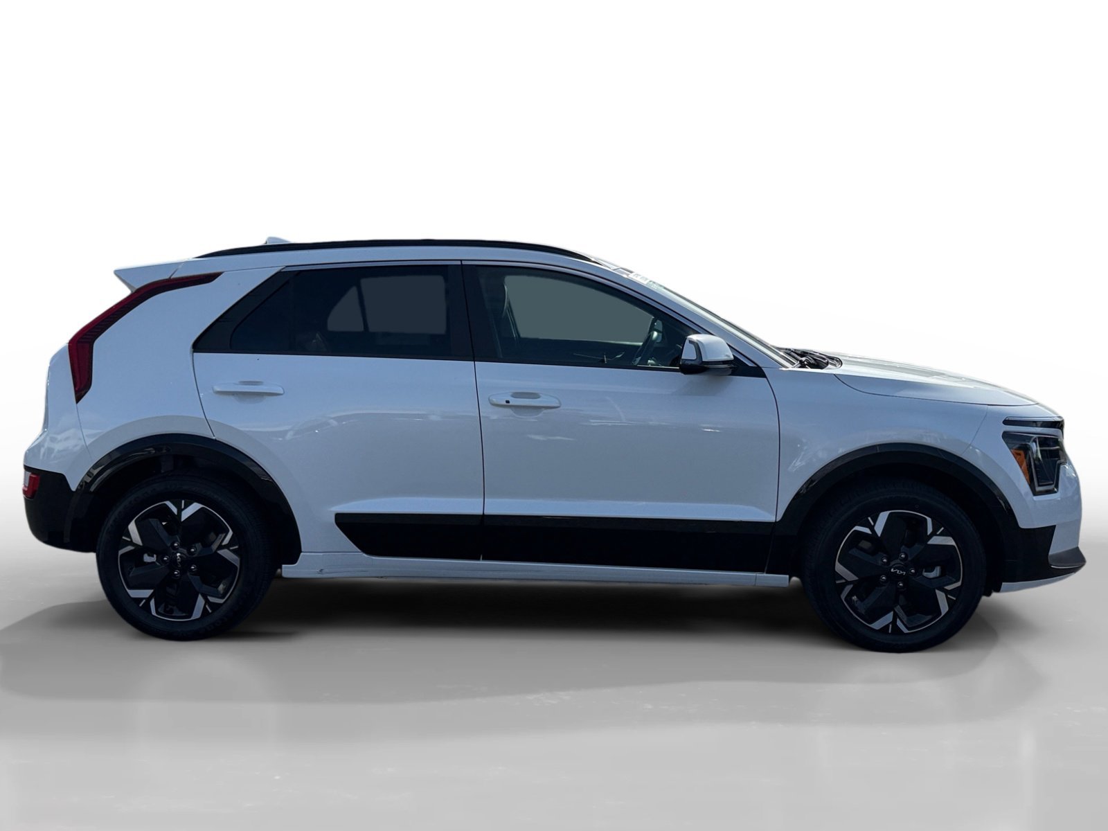 Used 2024 Snow White Pearl Kia Wind image 6