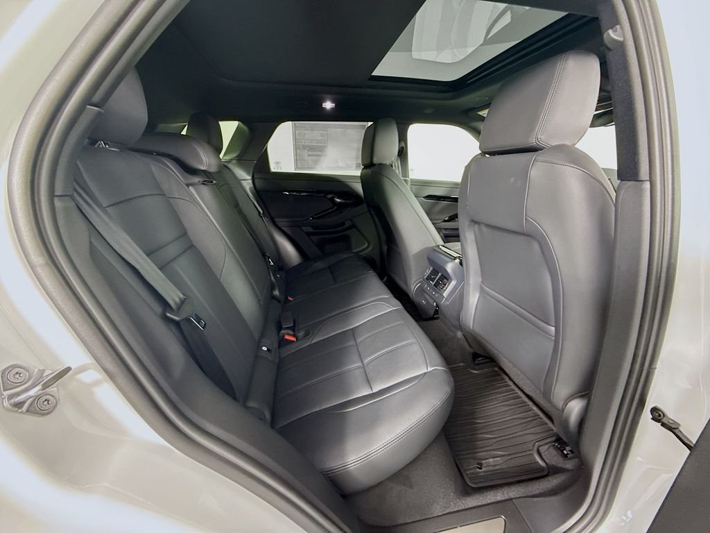 Used 2025 White Land Rover Dynamic image 28