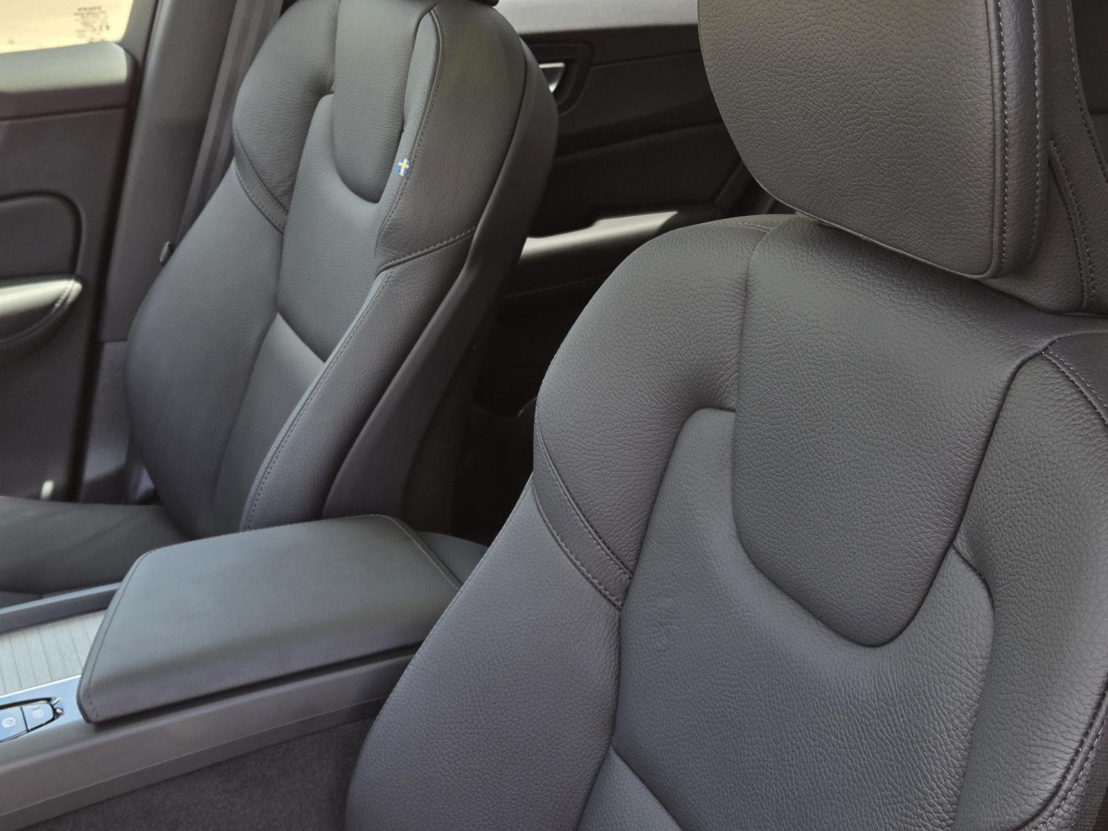 Used 2025 Denim Blue Metallic Volvo Plus image 31