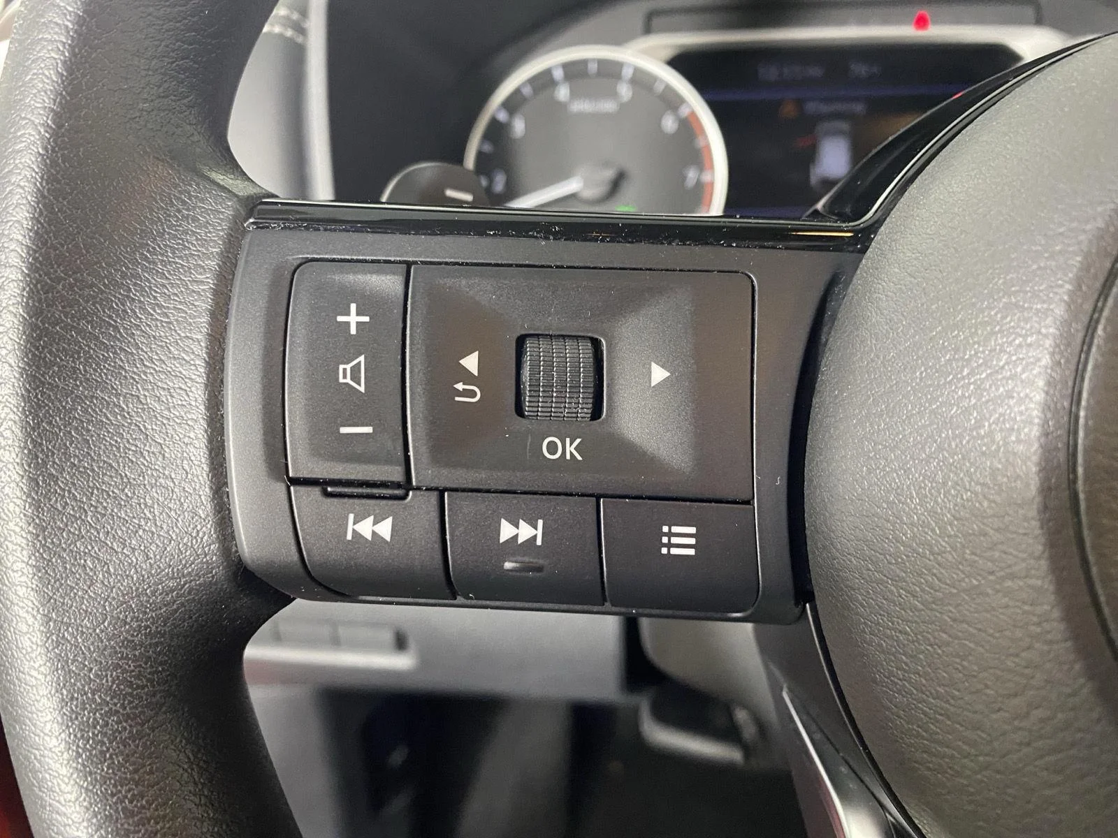 Used 2021 Scarlet Ember Tintcoat Nissan SV image 14
