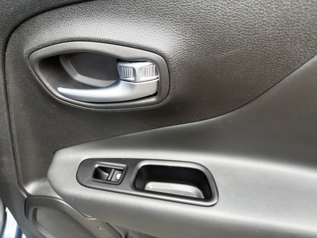 Used 2020 Blue Jeep Latitude image 23