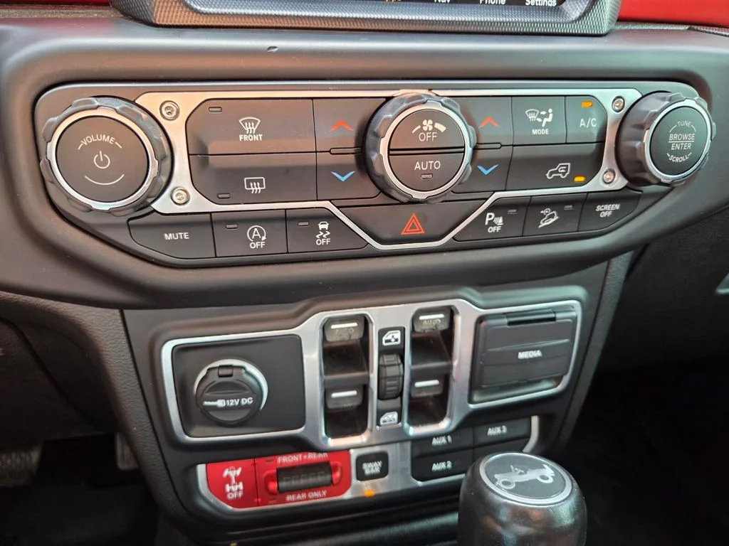 Used 2018 White Jeep Unlimited Rubicon image 28
