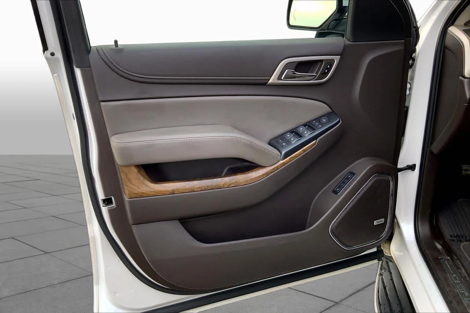 Used 2019 White Frost Tricoat GMC Denali image 19