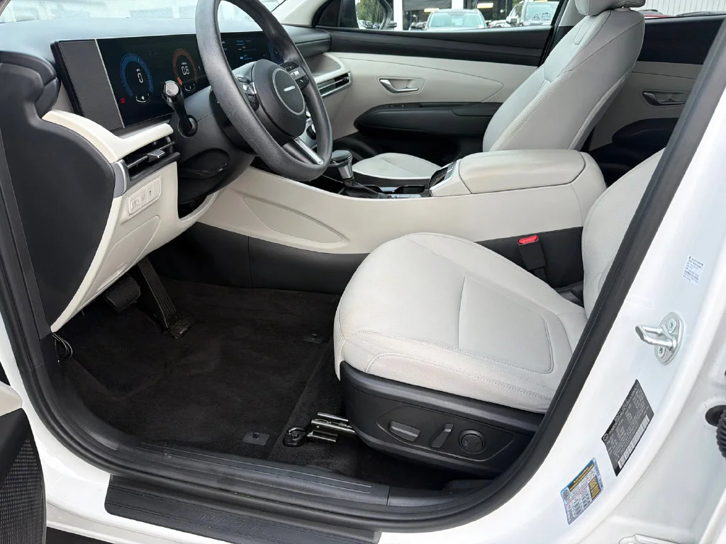 Used 2025 White Hyundai SEL image 9