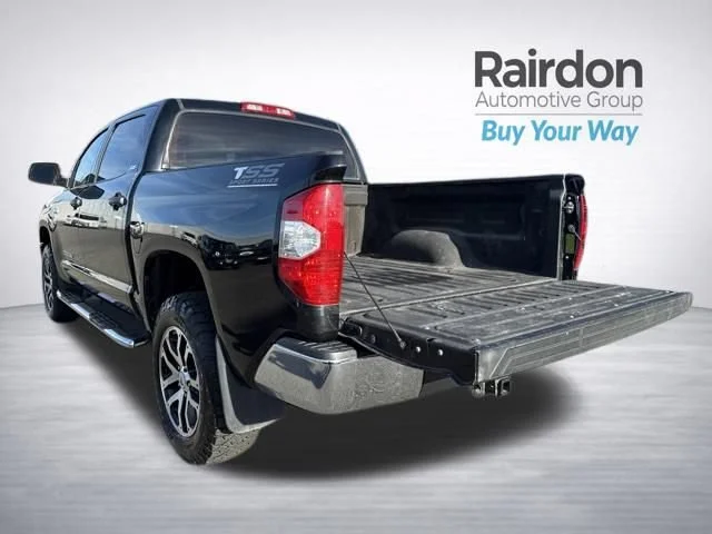 Used 2018 Midnight Black Metallic Toyota SR5 image 15