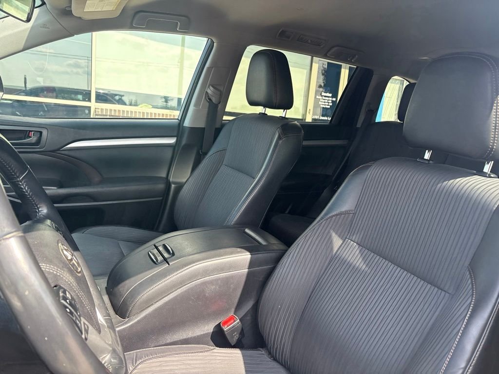 Used 2016 Gray Toyota LE V6 image 11