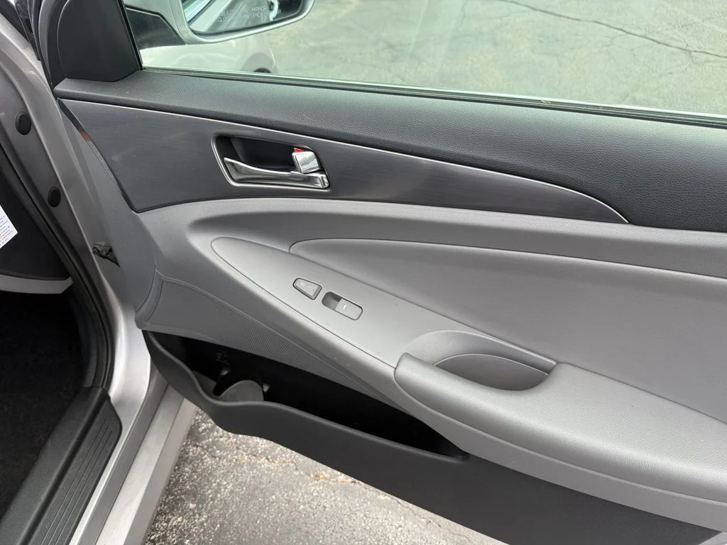 Used 2012 Hyper Silver Metallic Hyundai Base image 21