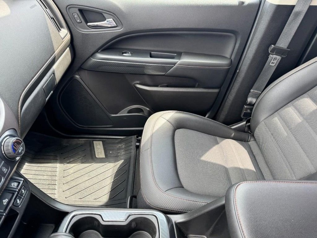 Used 2021 White GMC AT4 w/Cloth image 13