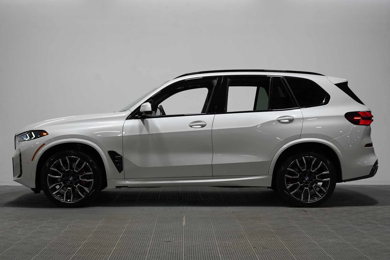 New 2026 Mineral White Metallic BMW xDrive40i image 4