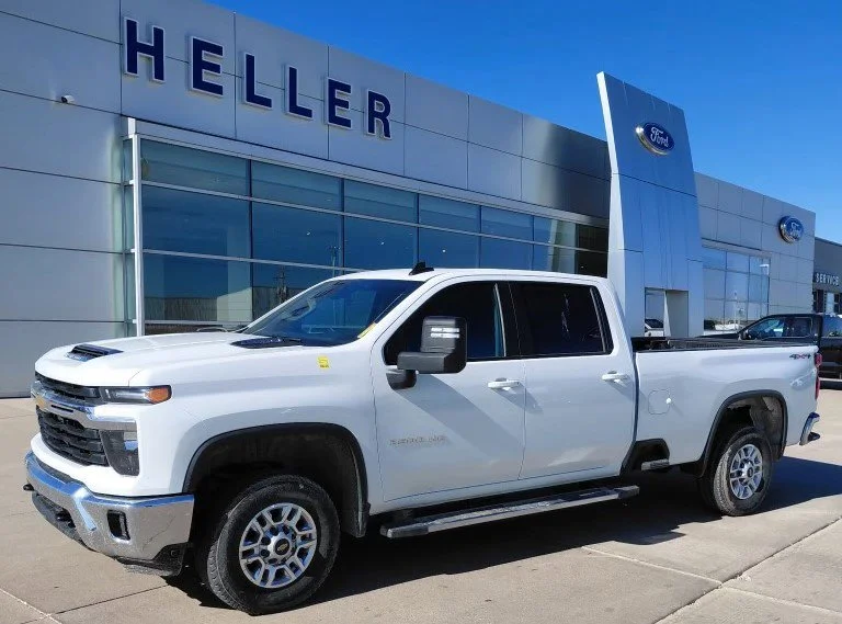 Used 2025 Summit White Chevrolet LT image 3