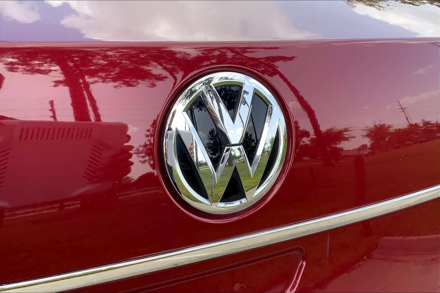 Used 2017 Fortana Red Volkswagen R-Line w/Comfort Pkg image 29
