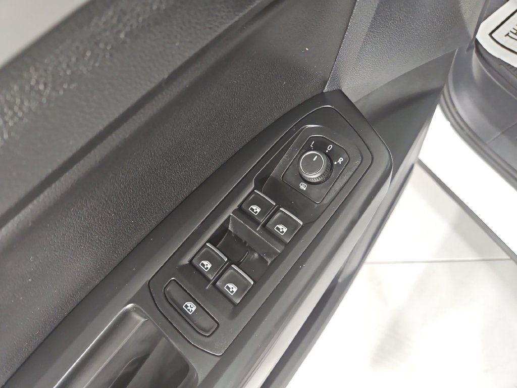 Used 2018 White Volkswagen 3.6L V6 SE image 12