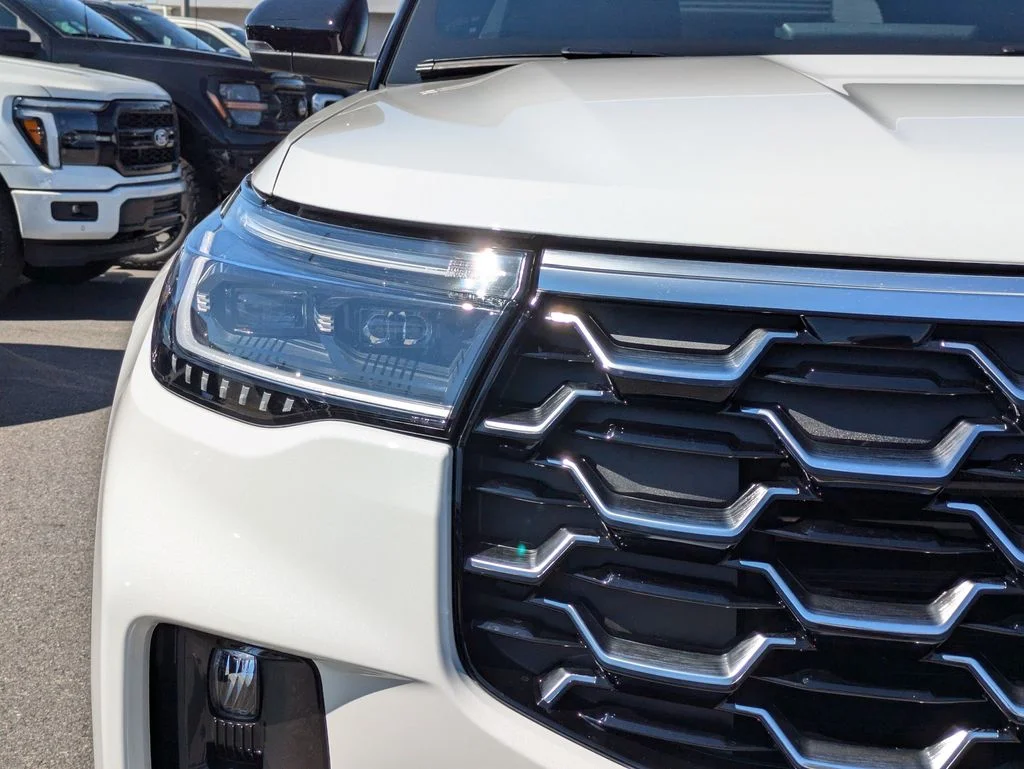 New 2026 Star White Metallic Tri-Coat Ford Platinum image 10