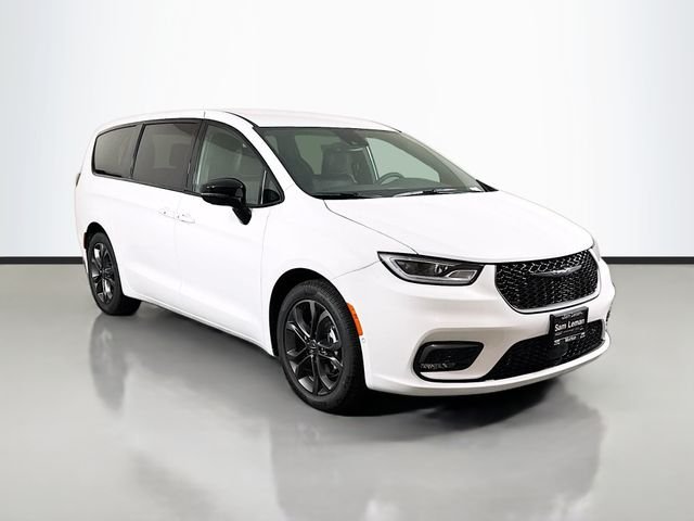 2026 Chrysler Pacifica Select's photo
