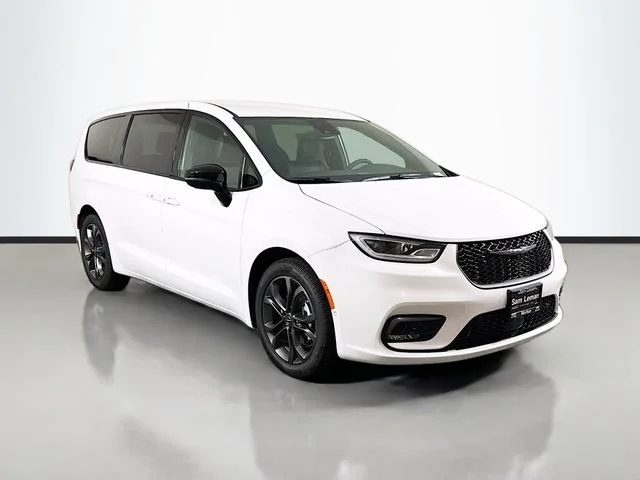 2026 Chrysler Pacifica Select's photo