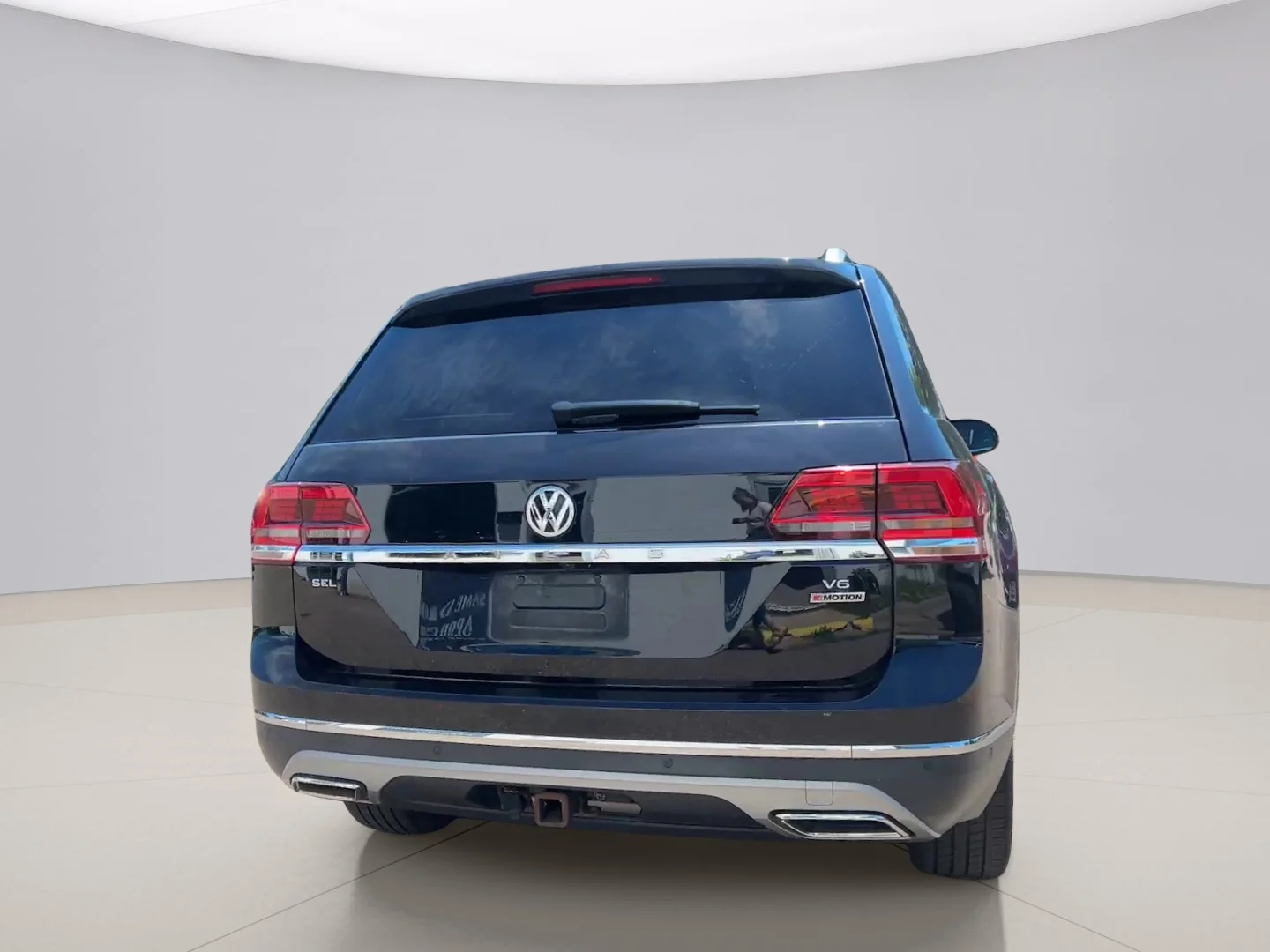 Used 2018 Black Volkswagon SEL PREMIUM image 4