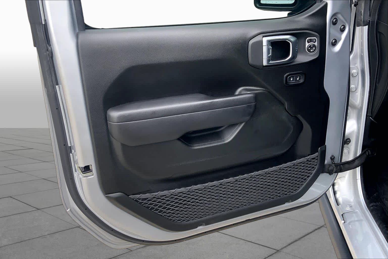 Used 2024 Silver Zynith Clearcoat Jeep Rubicon image 20
