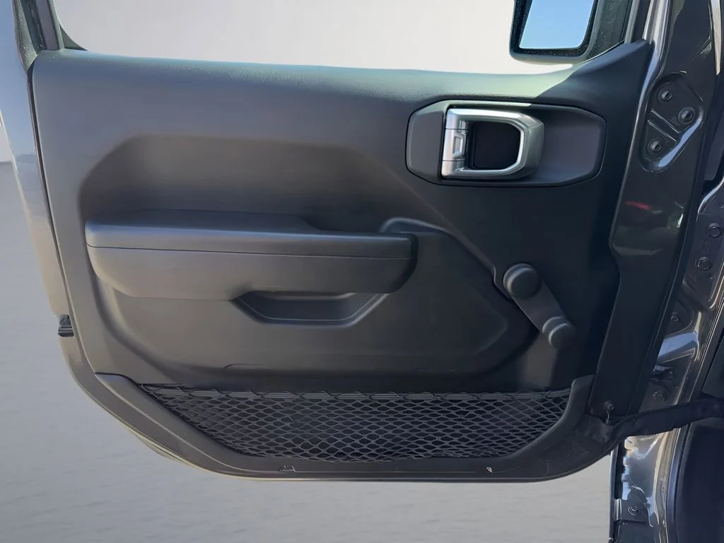 Used 2020  Jeep Sport image 24