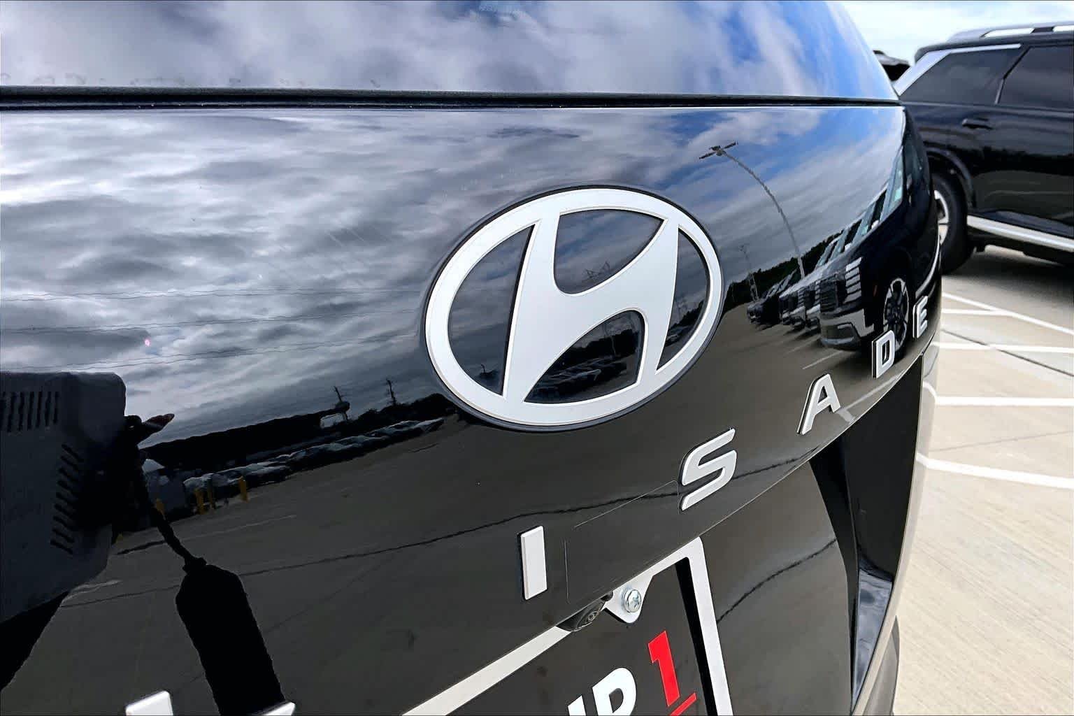 Used 2026 Abyss Black Pearl Hyundai SEL 7P image 10