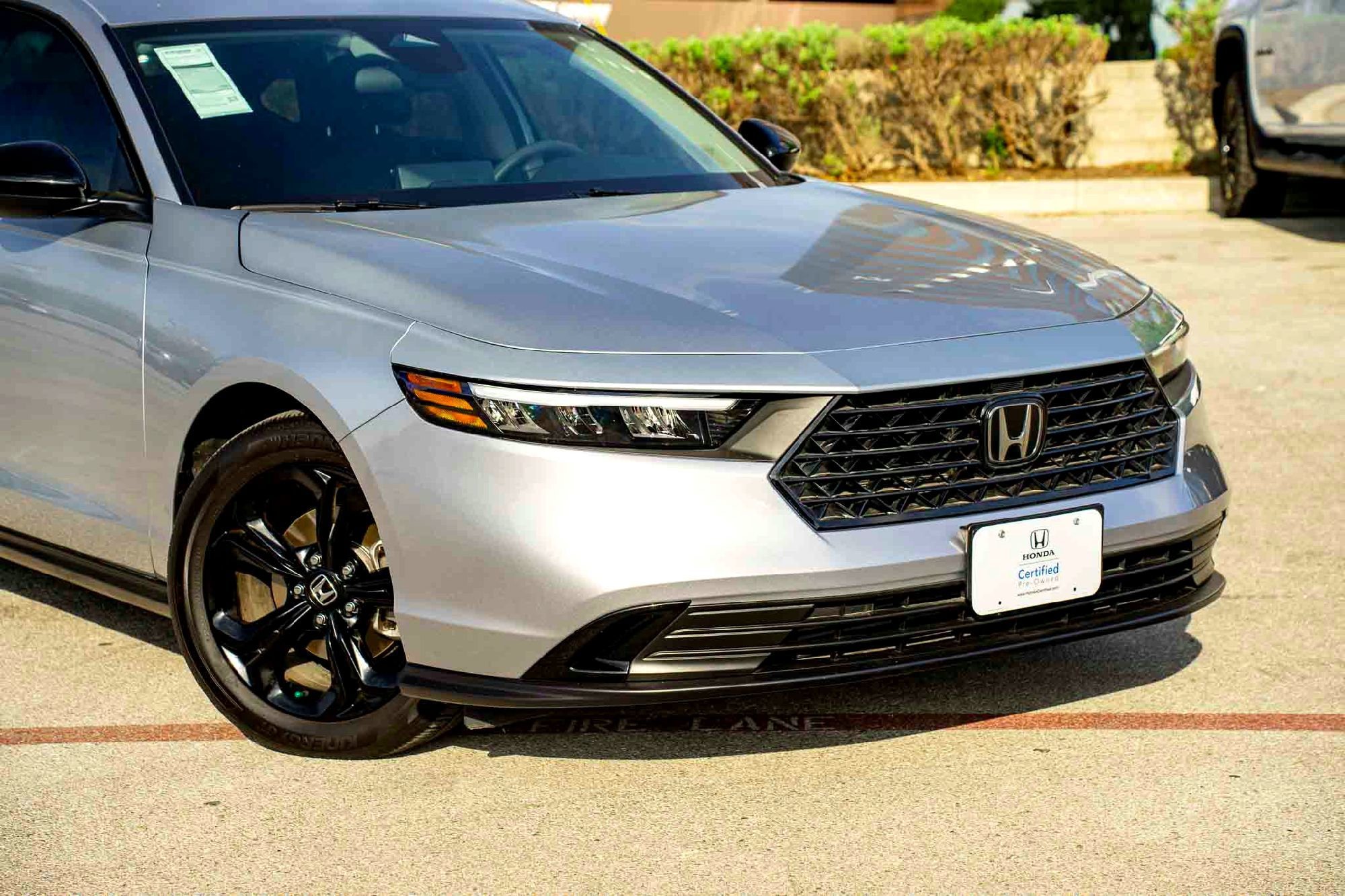 Used 2025 Silver Metallic Honda SE image 3