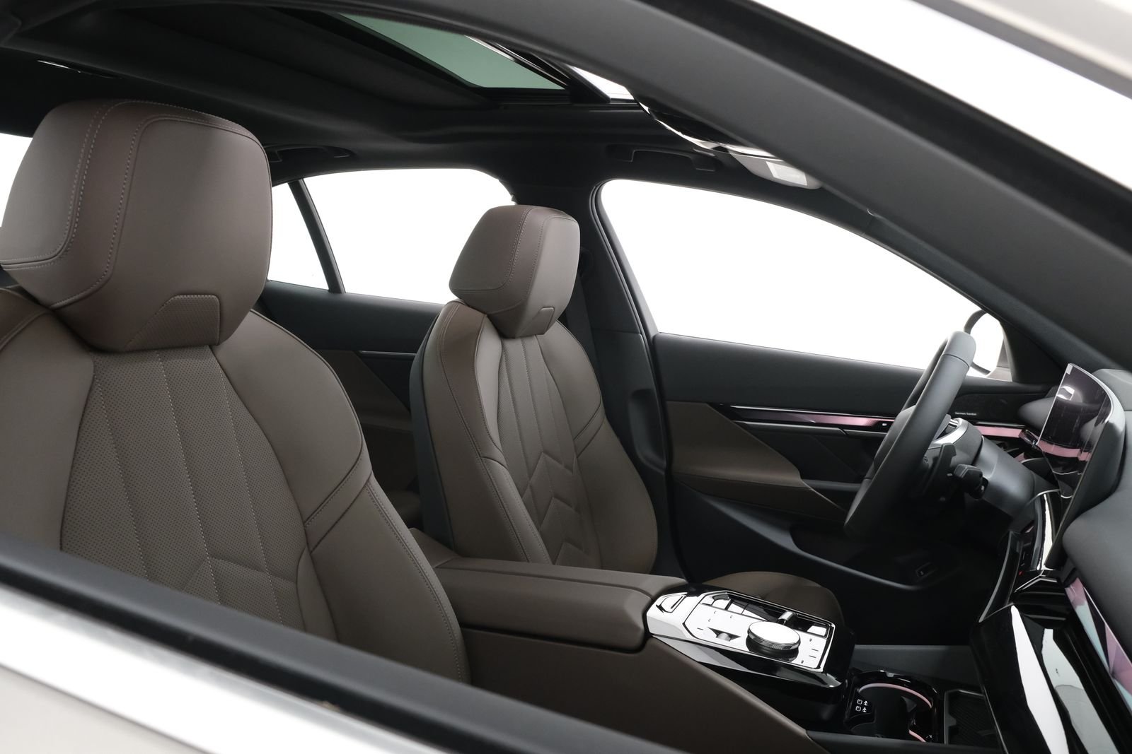 New 2027 Oxide Grey Metallic BMW 530i xDrive image 44