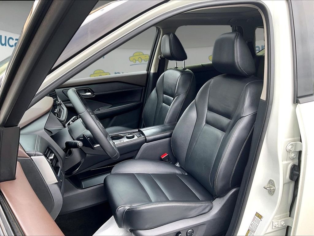 Used 2023 Pearl White Tricoat/Super Black Nissan SL image 10