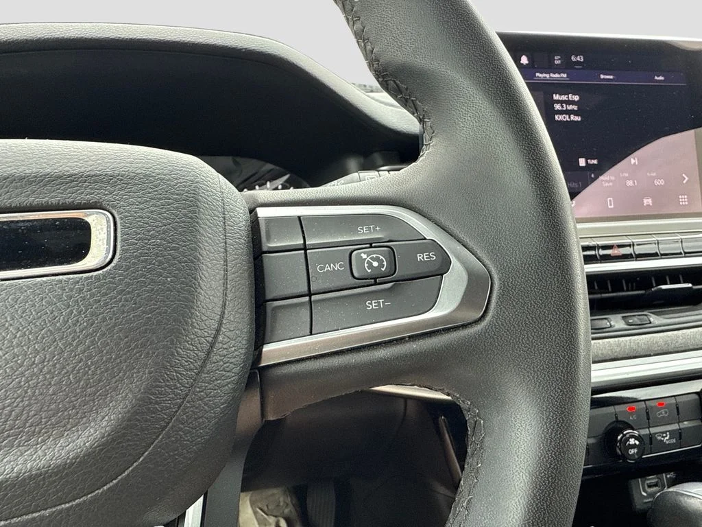 Used 2024 White/off-white Jeep Latitude image 15
