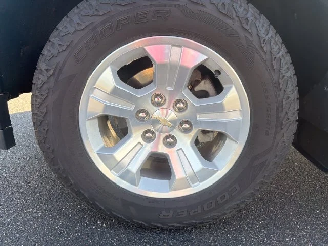 Used 2019 GRAPHITE METALLIC Chevrolet LT image 32
