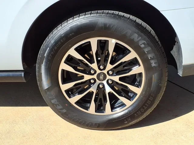 Used 2025  Ford Platinum image 31