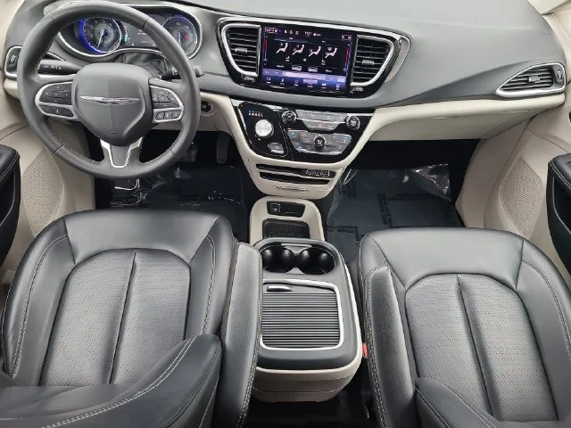 Used 2023 Silver Chrysler Touring L image 19