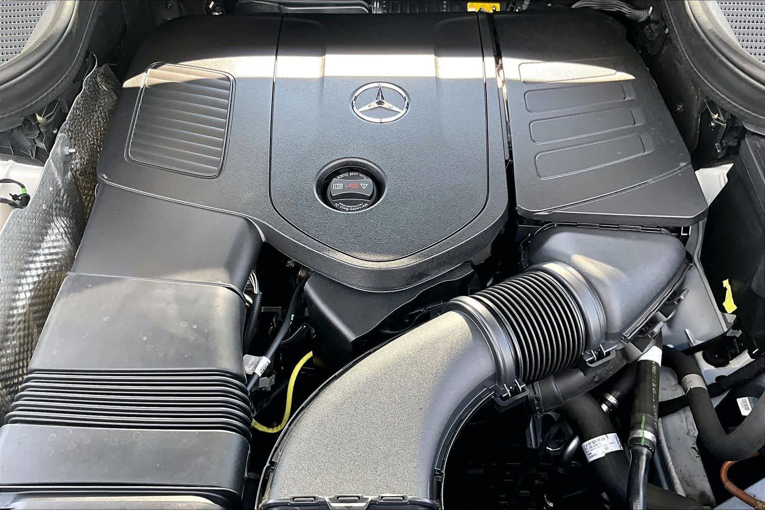 Used 2025 Polar White Mercedes-Benz GLE 450e image 32