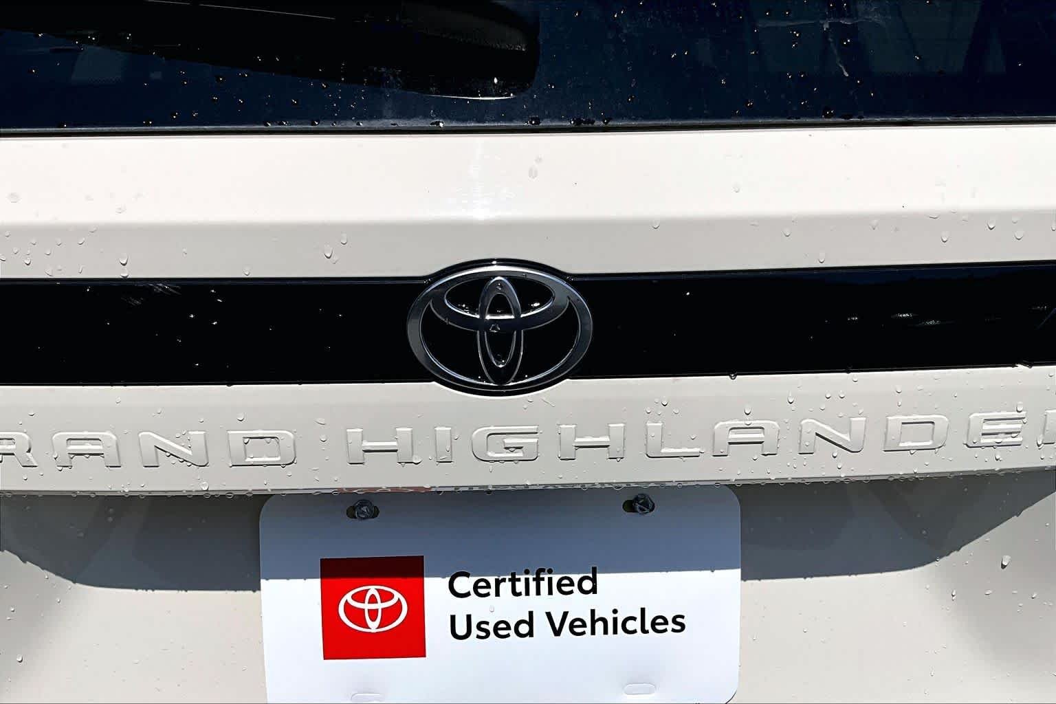 Used 2024 Coastal Cream Toyota Platinum image 31