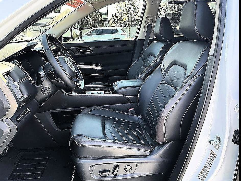Used 2025 Everest White Pearl Tricoat Nissan Platinum image 8
